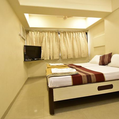 Hotel Kalpana Palace, Мумбай Екстериор снимка
