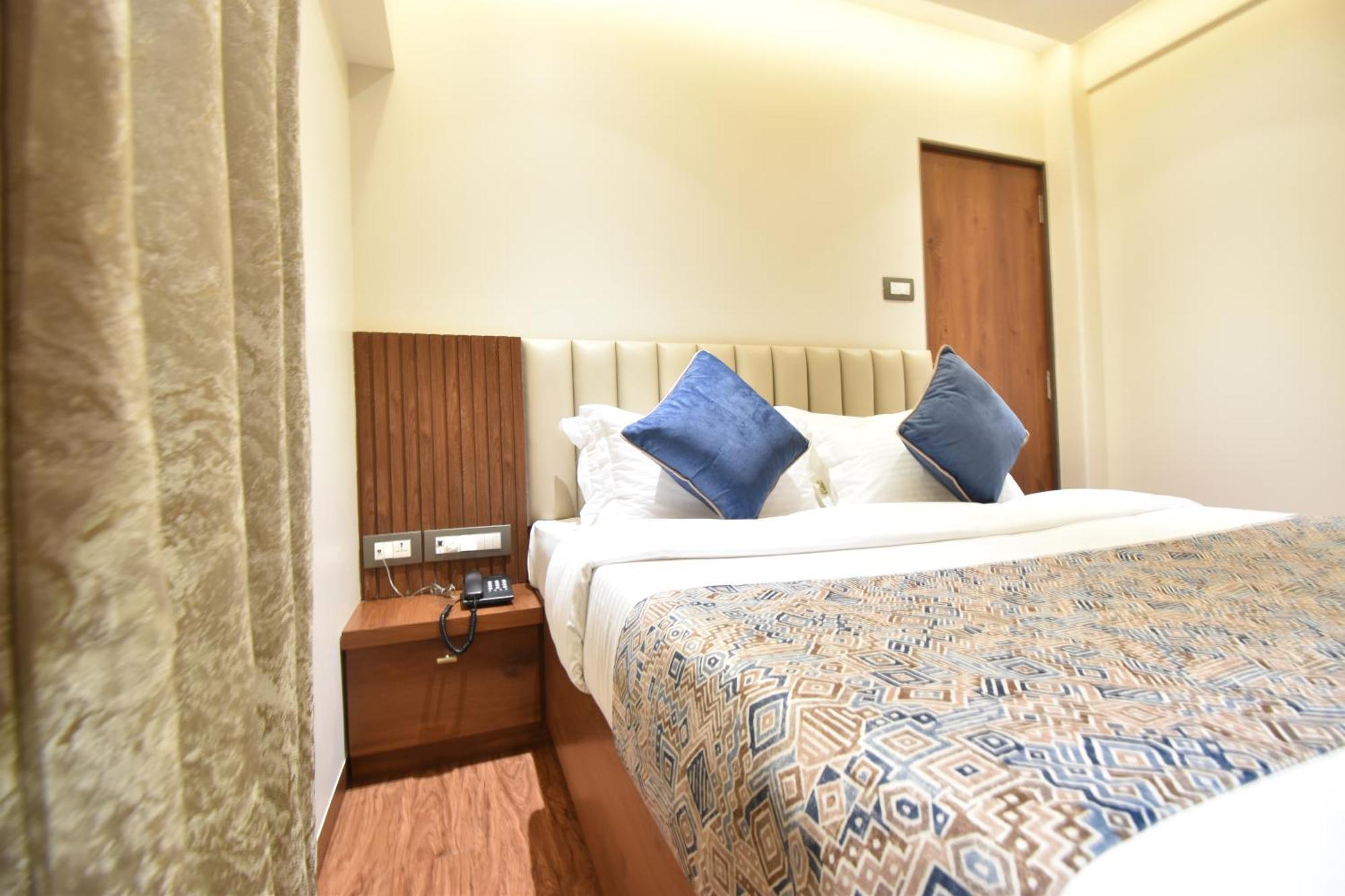 Hotel Kalpana Palace, Мумбай Екстериор снимка