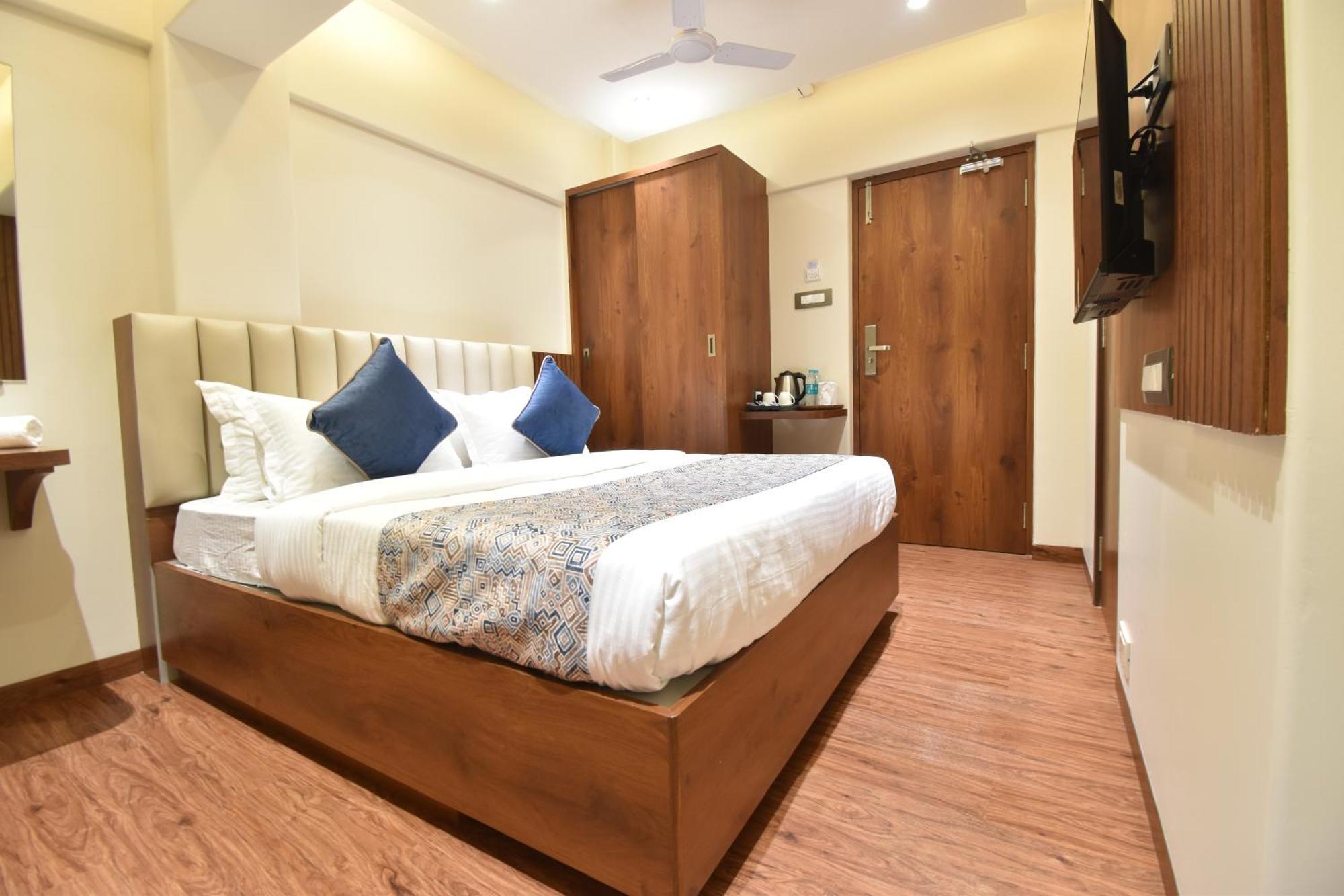 Hotel Kalpana Palace, Мумбай Екстериор снимка