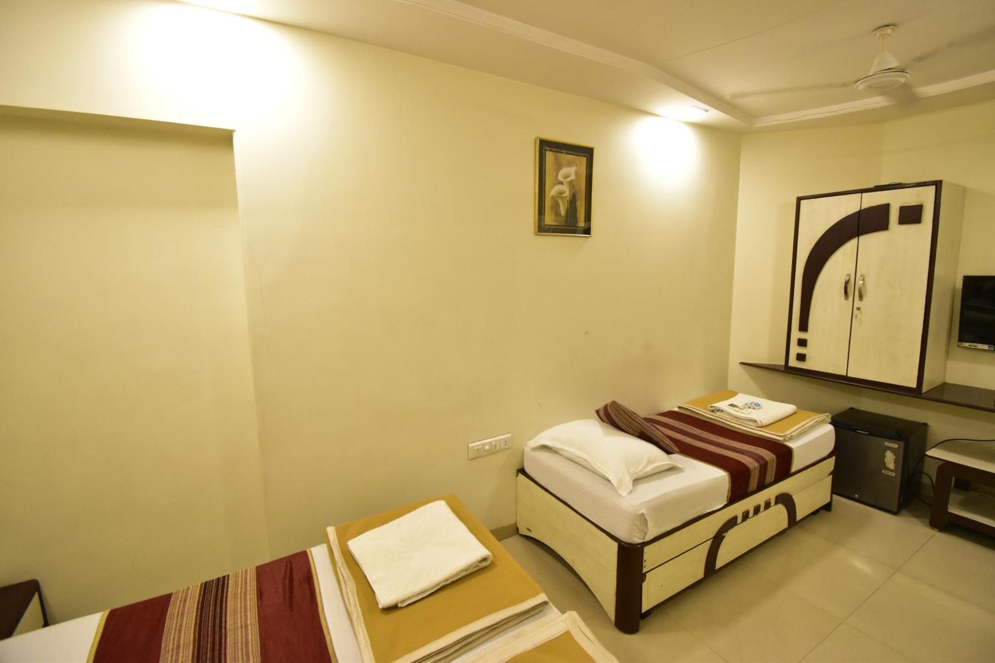 Hotel Kalpana Palace, Мумбай Екстериор снимка