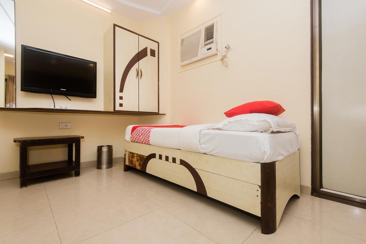 Hotel Kalpana Palace, Мумбай Екстериор снимка